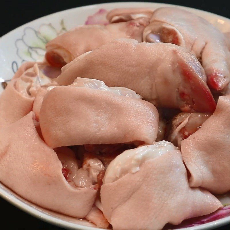 Step 1 Prepare and Blanch the Pig Trotters Braised Pig Trotters with Lemongrass and Chili