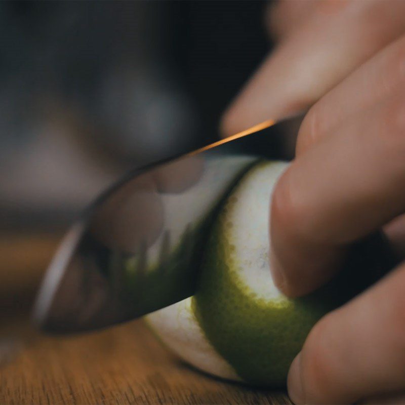 Step 1 Prepare the lemon for Chilean Pisco Sour