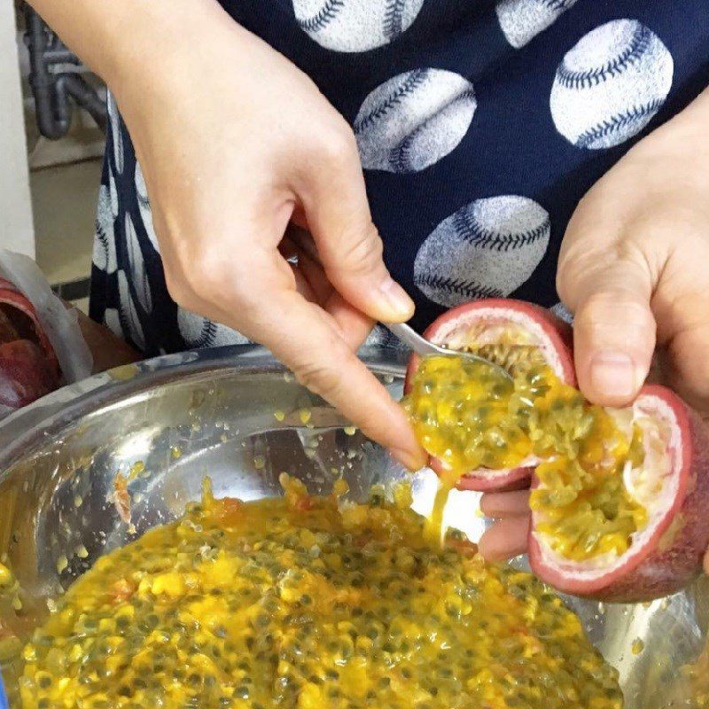 Step 1 Prepare the passion fruit for fertilized duck eggs with passion fruit sauce