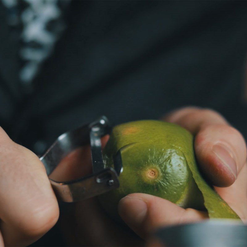 Step 1 Prepare the lemon for Chilean Pisco Sour