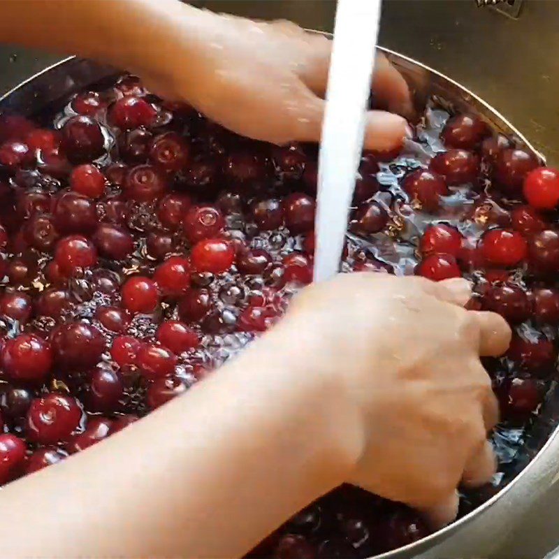 Step 1 Prepare cherries Cherry juice rim