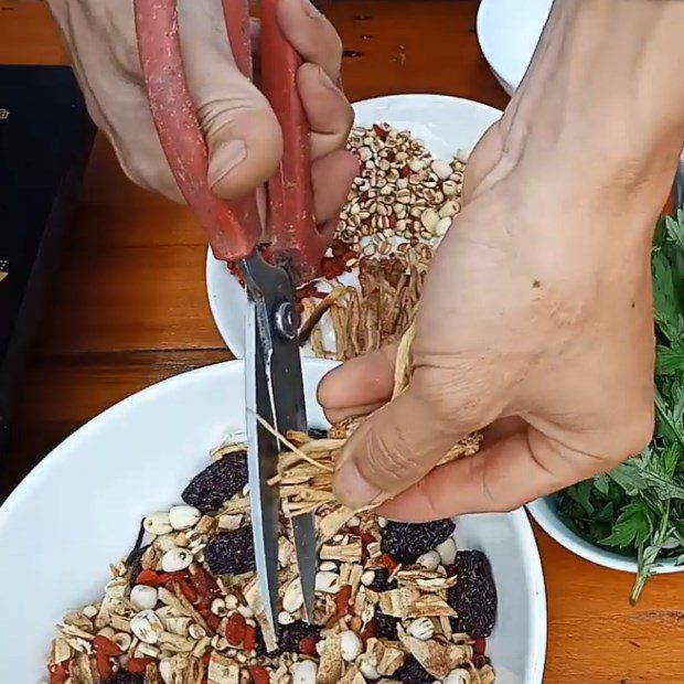 Step 1 Prepare the pigeon and various herbal ingredients Pigeon stewed with herbal medicine