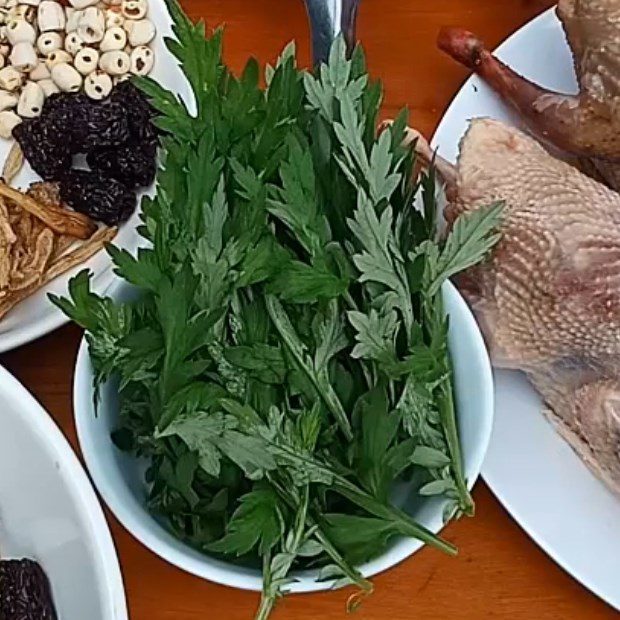 Step 1 Prepare the pigeon and various herbal ingredients Pigeon stewed with herbal medicine