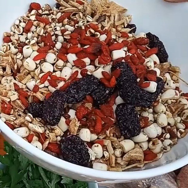 Step 1 Prepare the pigeon and various herbal ingredients Pigeon stewed with herbal medicine