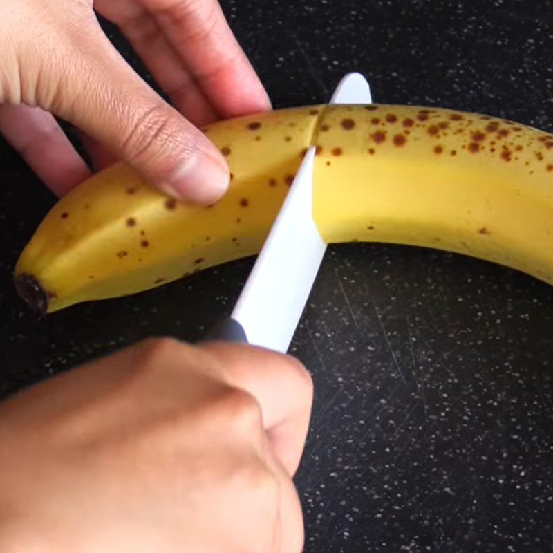 Step 1 Prepare the bananas for Banana Sandwich using a non-stick pan