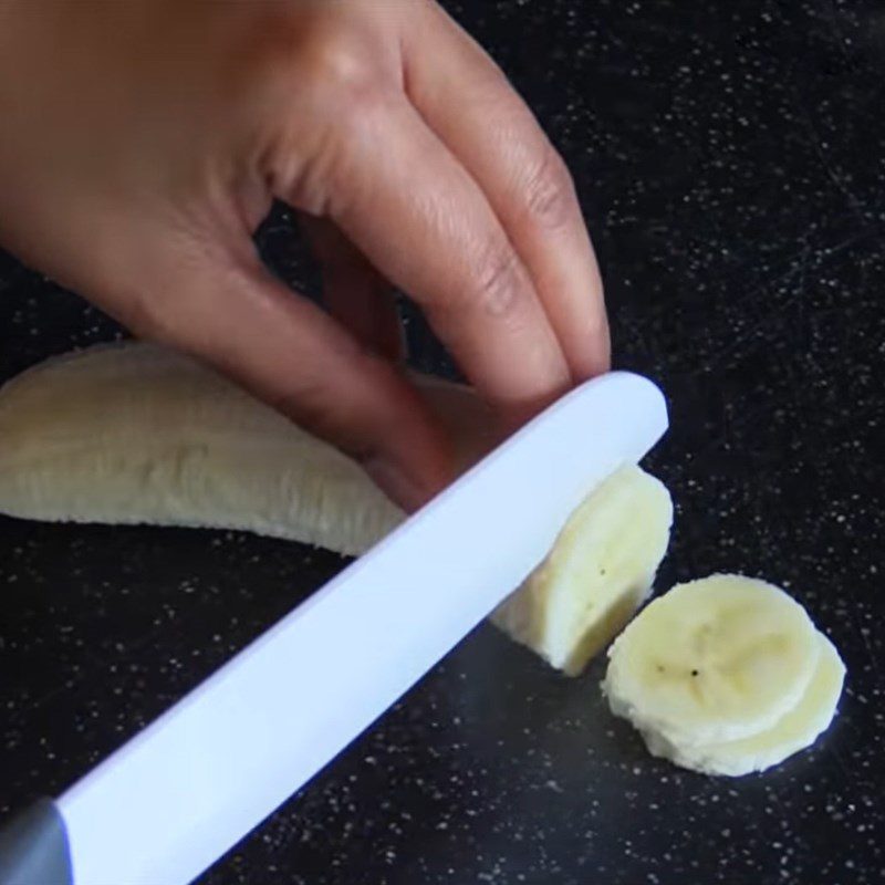 Step 1 Prepare the bananas for Banana Sandwich using a non-stick pan