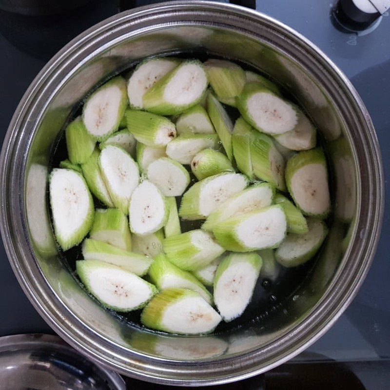 Step 2 Prepare green bananas and tofu Frog braised with banana and tofu