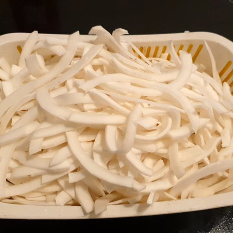 Step 1 Prepare coconut meat for Coconut Jam using an air fryer (Recipe shared by users)