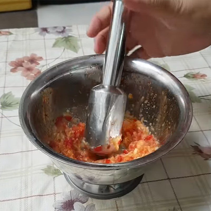 Step 1 Prepare the salted radish and other ingredients for braised salted radish with pork