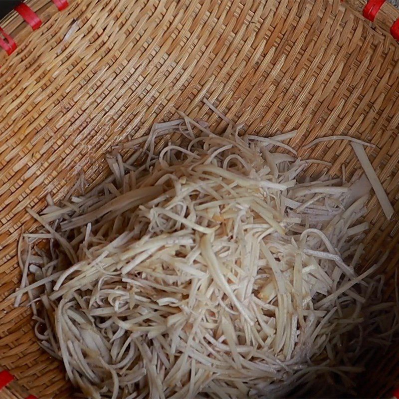 Step 2 Prepare the other ingredients Stir-fried frog with banana stem