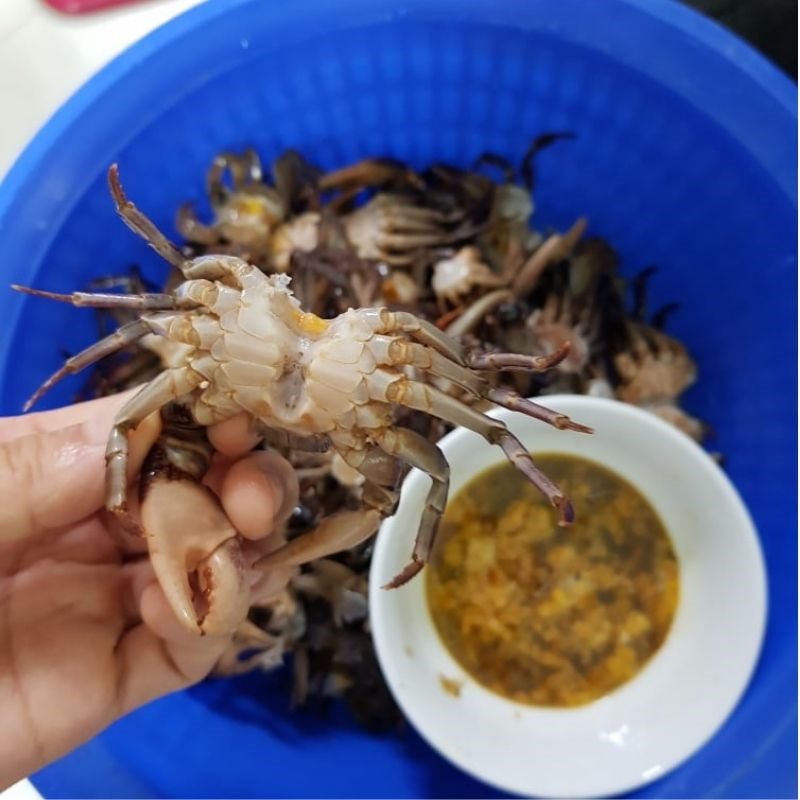 Step 1 Prepare the crab and filter the crab meat for Crab Soup with Water Spinach and Loofah