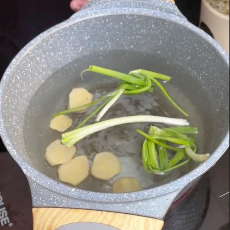 Step 1 Prepare the pork skin Grilled pork skin with salt and chili