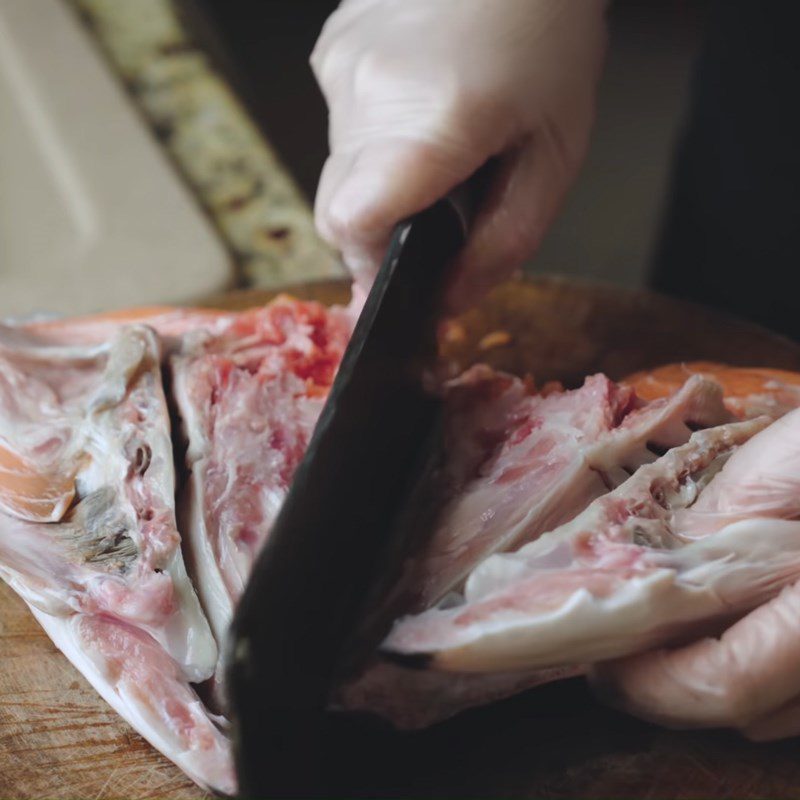 Step 1 Prepare the salmon head for Salmon Head Kimchi Soup