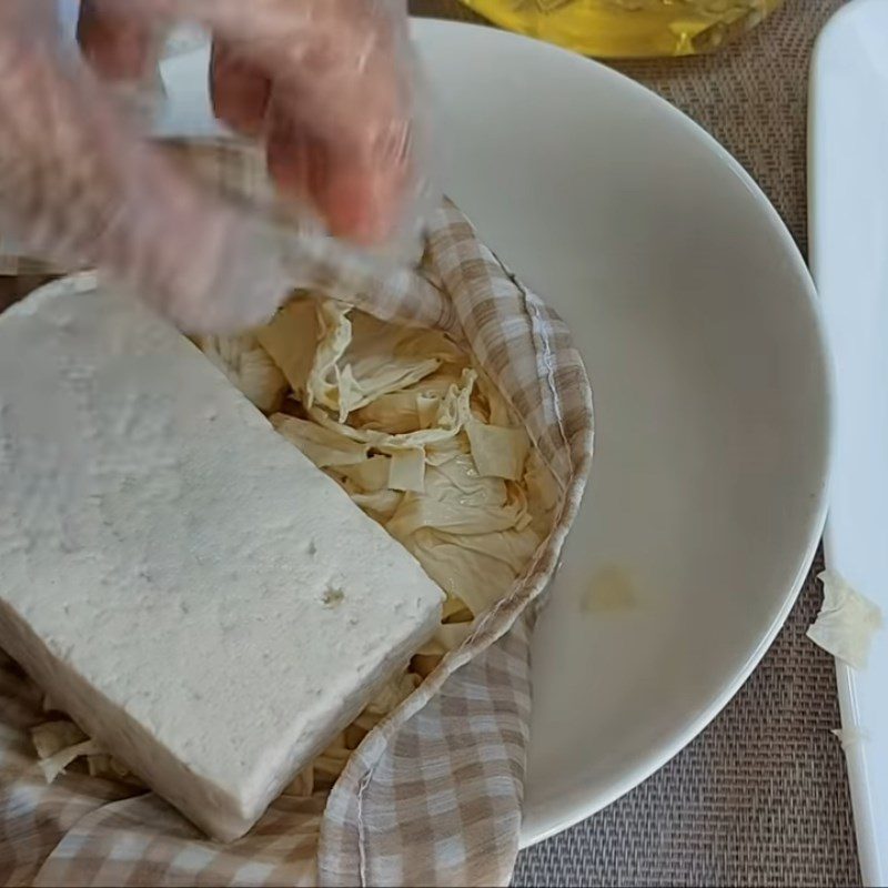 Step 1 Prepare tofu and tofu skin for vegetarian mackerel