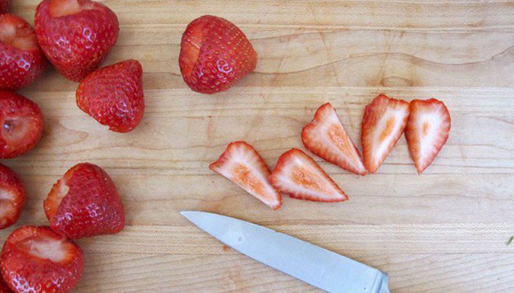 Step 1 Prepare the strawberries for Fresh Sugarcane Juice with Strawberry