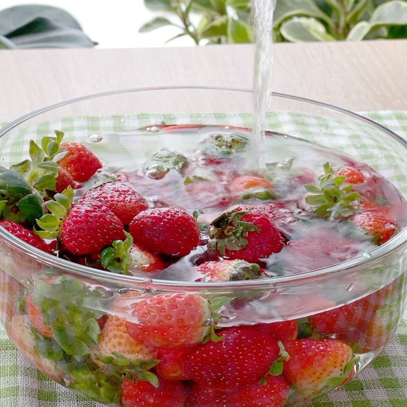 Step 1 Prepare the strawberries for Strawberry Red Bean Mochi