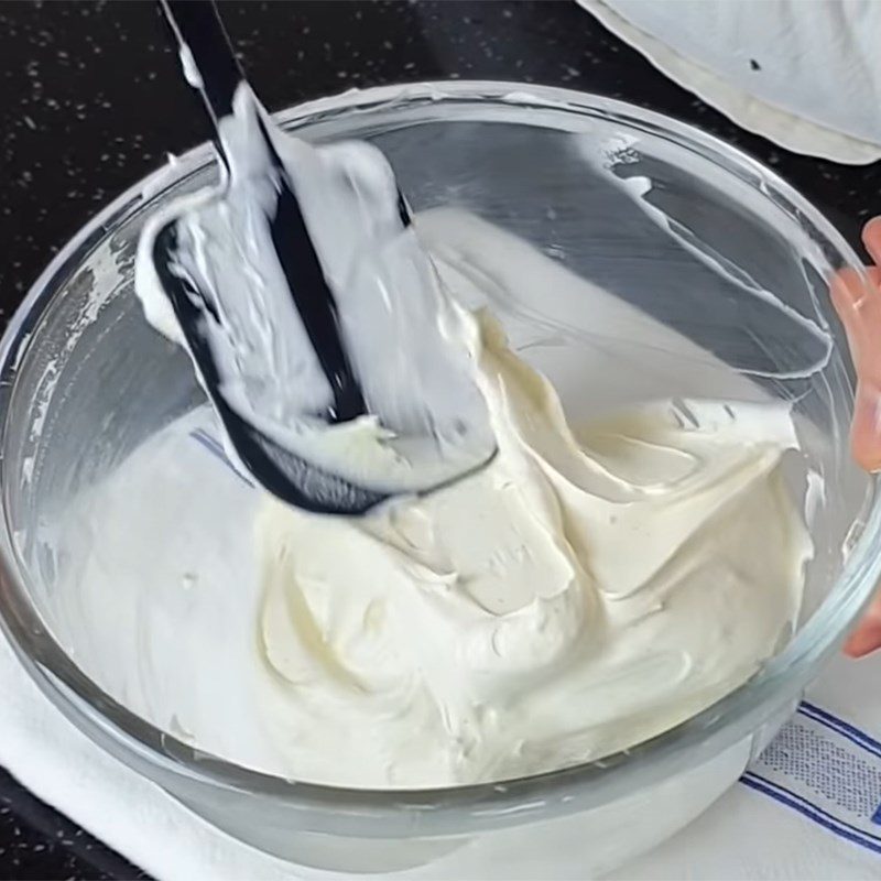 Step 8 Whip the egg milk cream mixture for the assorted fruit tart in a cup shape