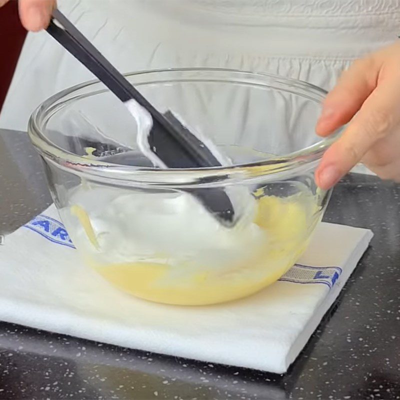 Step 8 Whip the egg milk cream mixture for the assorted fruit tart in a cup shape