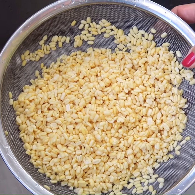 Step 1 Prepare mung beans Vegetarian mung bean spring rolls