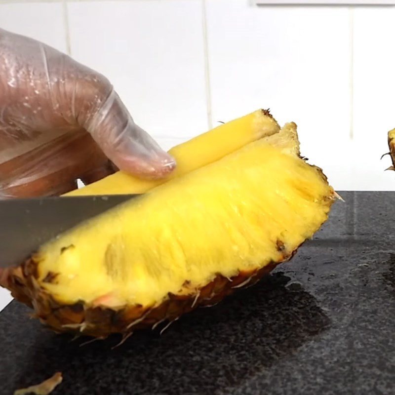 Step 1 Prepare the pineapple Pineapple Juice without a machine