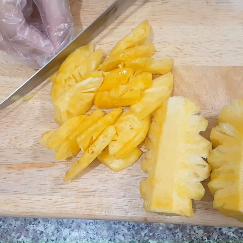 Step 1 Prepare the pineapple for Pineapple Jelly