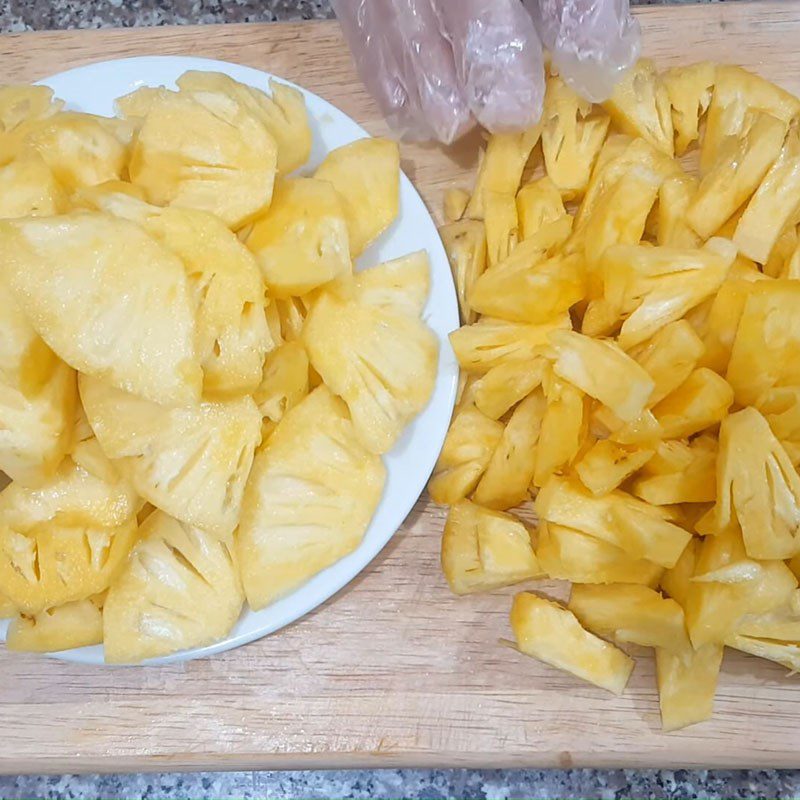 Step 1 Preparing pineapple for pineapple jelly