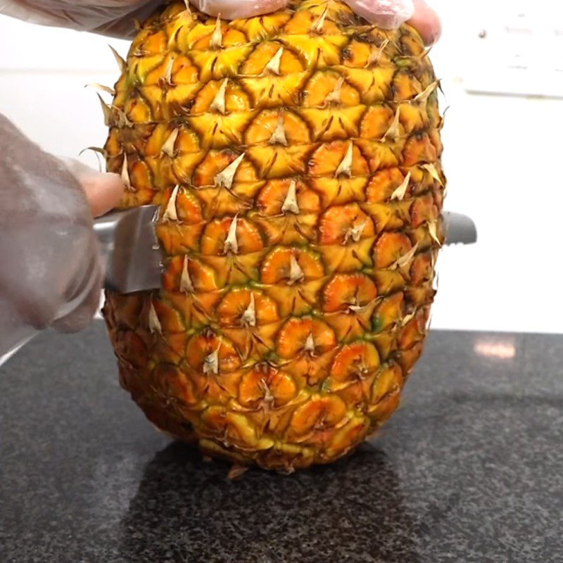 Step 1 Prepare the pineapple Pineapple Juice without a machine