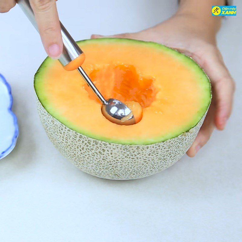 Step 2 Prepare the cantaloupe and finish the cantaloupe Bingsu