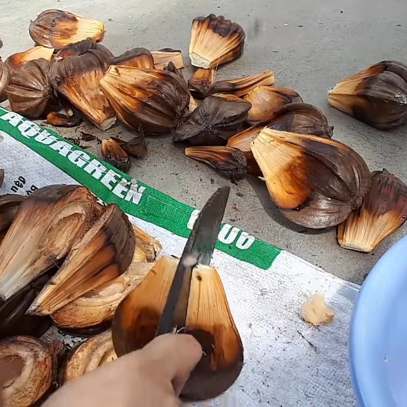 Step 1 Prepare the water coconut and pandan leaves for water coconut dessert