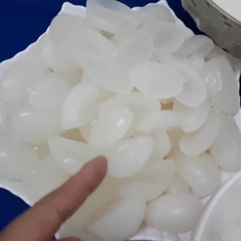 Step 1 Prepare the water coconut and pandan leaves for water coconut dessert