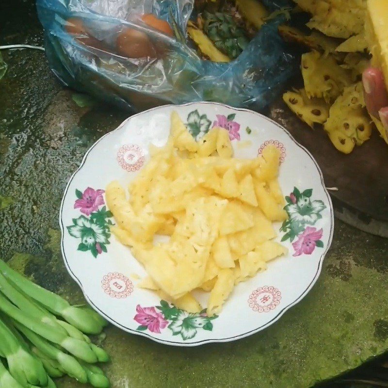 Step 2 Prepare other ingredients for sour soup with elephant ear fish