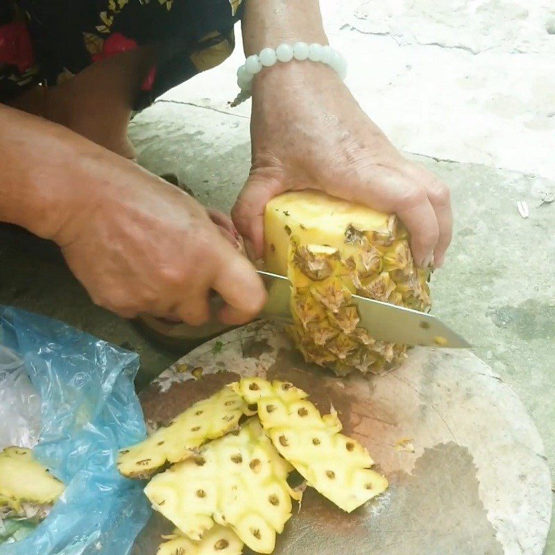 Step 2 Prepare other ingredients for sour soup with elephant ear fish