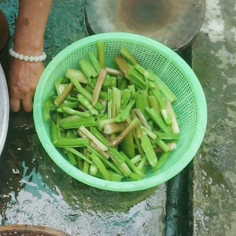 Step 2 Prepare other ingredients for sour soup with elephant ear fish