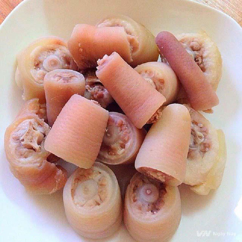 Step 2 Prepare the pork tail for Fresh Bamboo Shoot Soup with Pork Tail