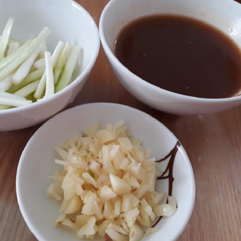 Step 1 Prepare the frog and mix the sauce for Fried Frog with Fish Sauce