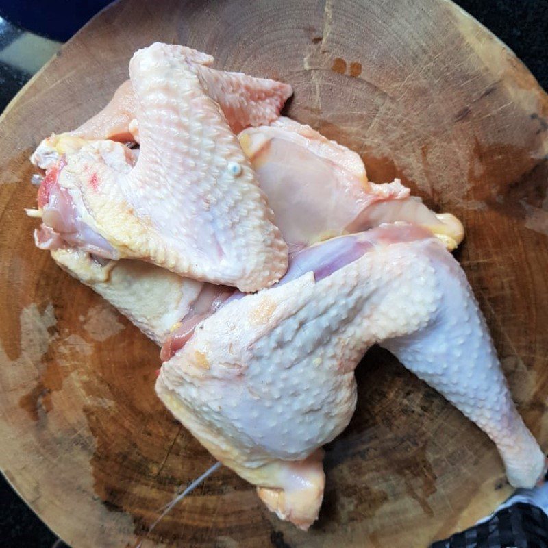 Step 1 Prepare the chicken for sour bamboo shoot hot pot