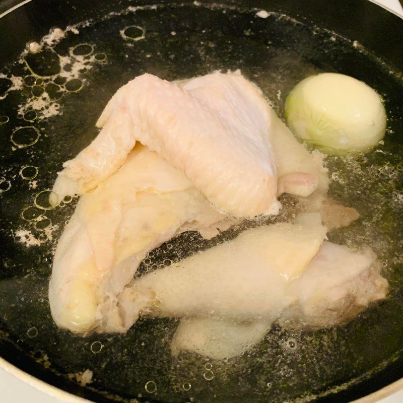 Step 1 Prepare the chicken and boil it Hoi An Chicken Rice (recipe shared by users)