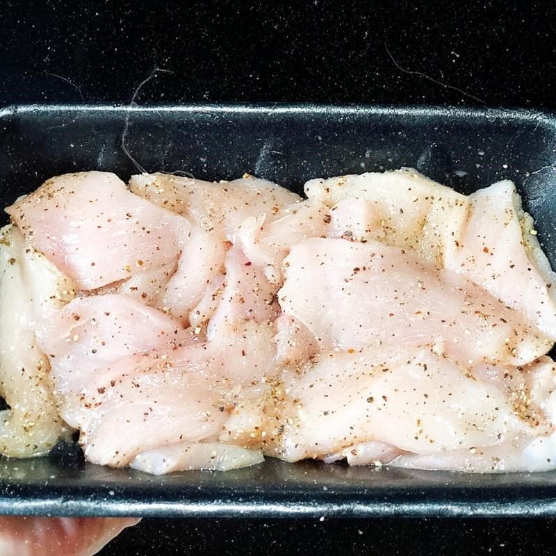 Step 1 Prepare and marinate the chicken for Crispy Fried Chicken Breast (recipe shared by a user)