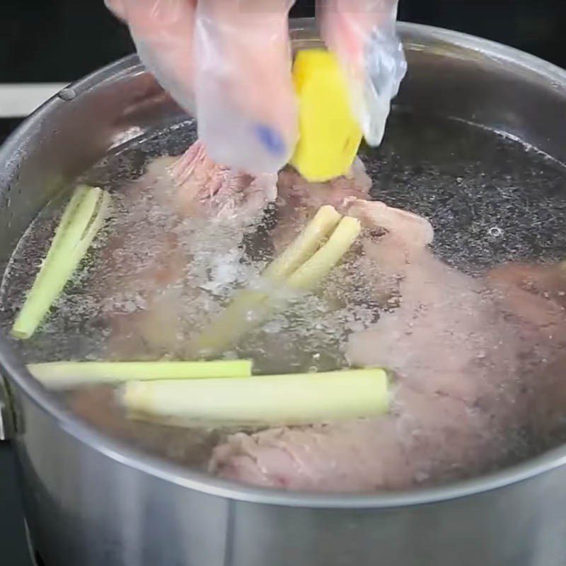 Step 1 Prepare the beef tendon and boil the beef tendon Vinegar-soaked beef tendon