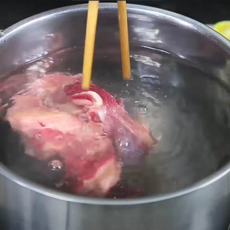 Step 1 Prepare the beef tendon and boil the beef tendon Vinegar-soaked beef tendon