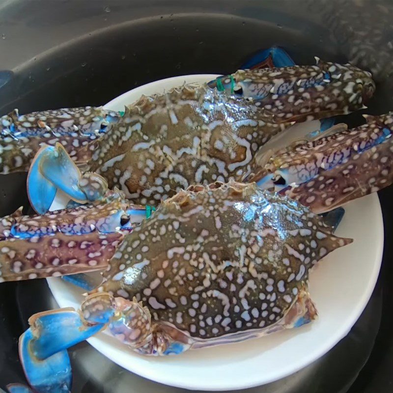 Step 1 Prepare the crab for Crab Bird's Nest Soup