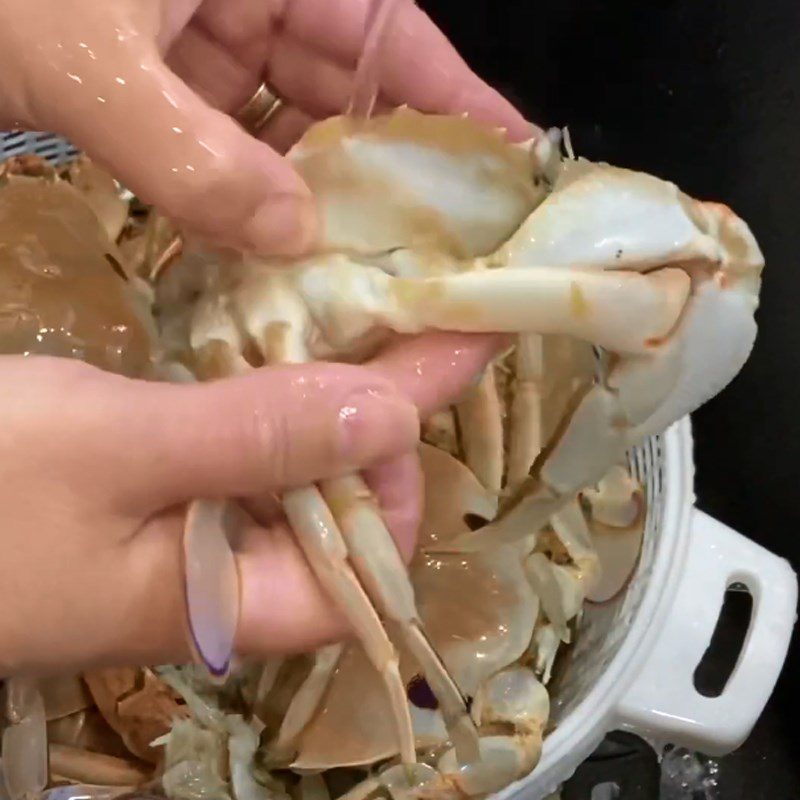 Step 1 Prepare the crab for Crab and Pork Leg Banh Canh