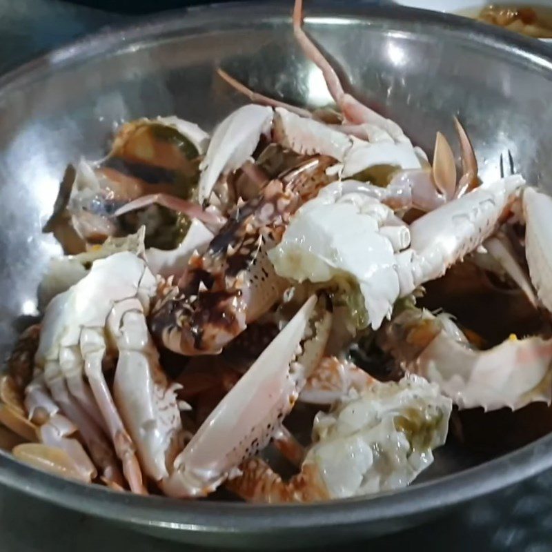 Step 1 Prepare the crab for Crab Hot Pot with Water Spinach