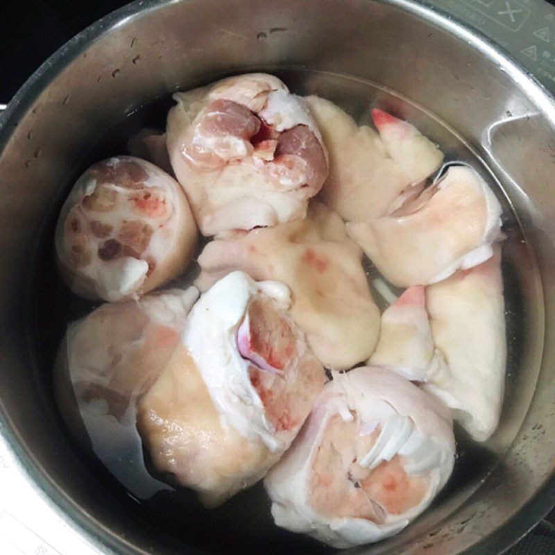 Step 1 Prepare pig trotters for Quang noodles