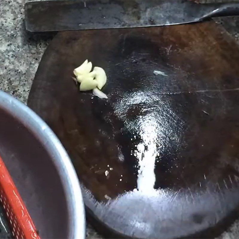 Step 2 Prepare ginger and green onions Eel braised with ginger