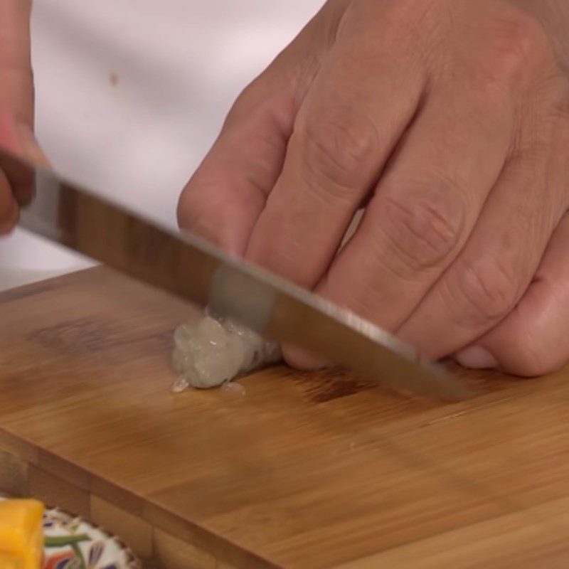 Step 1 Prepare the seafood for seafood spring rolls with mayonnaise sauce using a non-stick pan