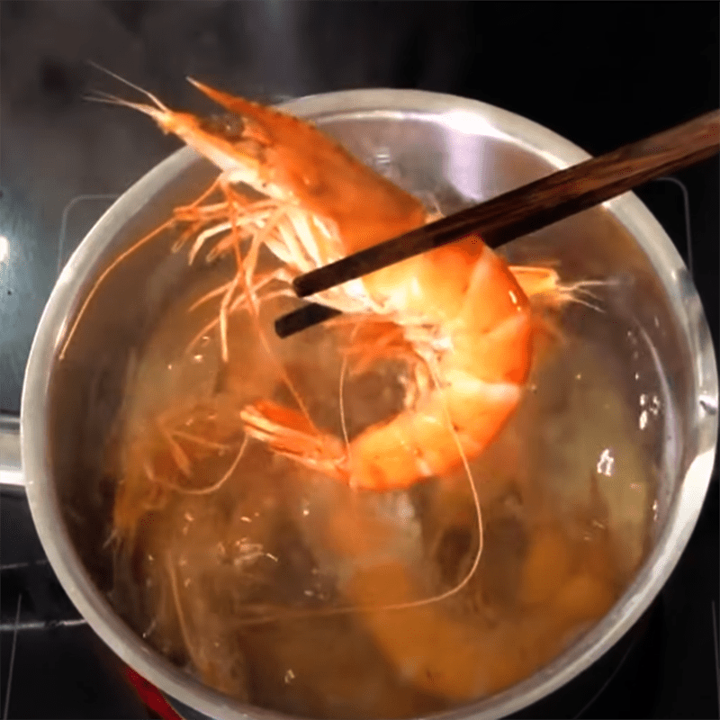 Step 2 Prepare seafood for squid, shrimp, and quail egg noodle soup