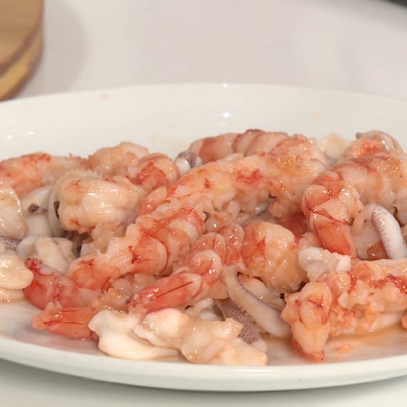 Step 1 Prepare seafood Seafood spring rolls with mayonnaise sauce using a non-stick pan