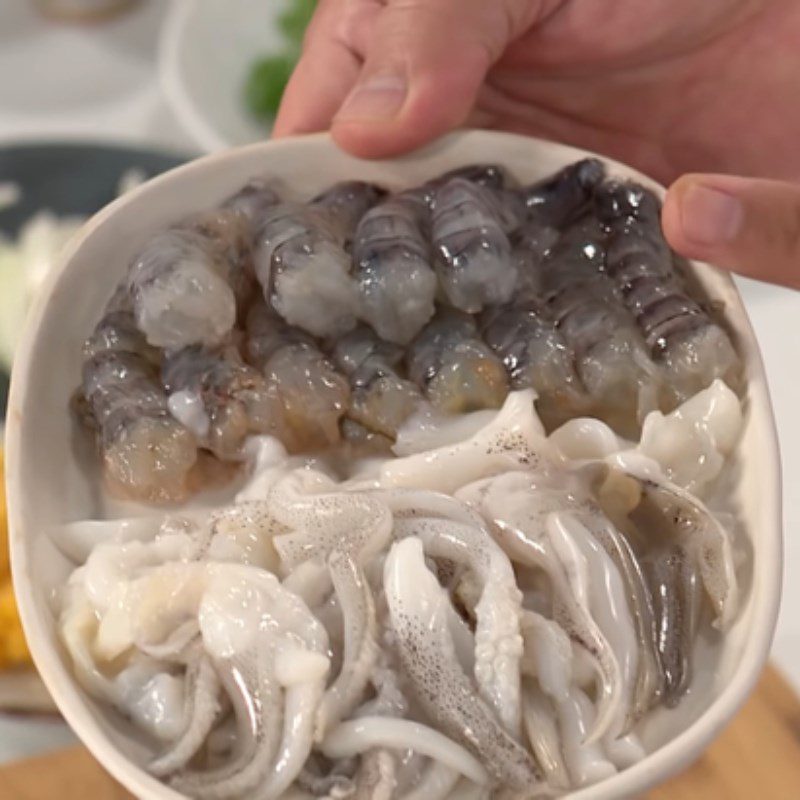 Step 1 Prepare the seafood for seafood spring rolls with mayonnaise sauce using a non-stick pan