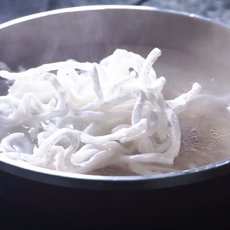 Step 2 Prepare the onion and udon noodles Spicy udon stir-fry